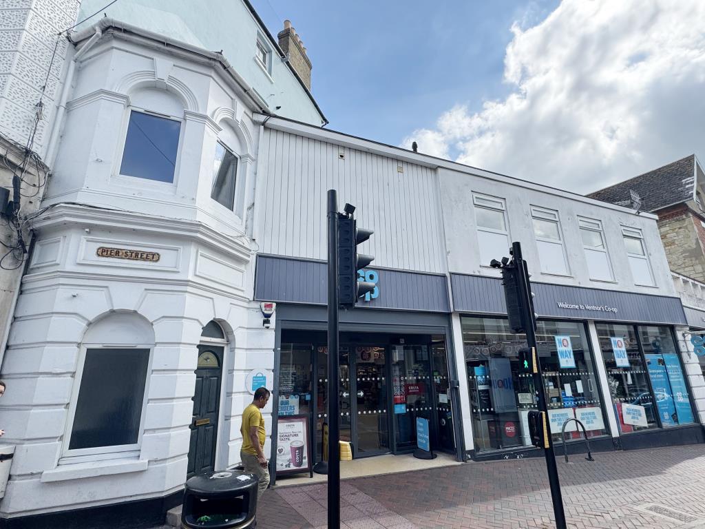Lot: 152 - TWO-BEDROOM TOWN CENTRE FLAT FOR INVESTMENT OR OWNER OCCUPATION - External view of flat above Co-Op